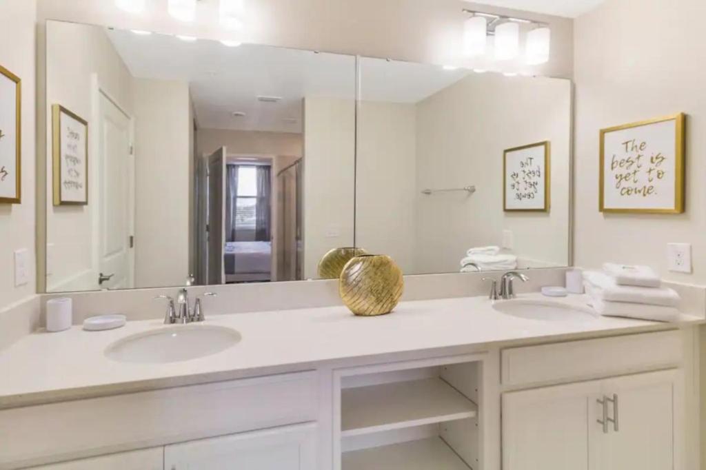 3 Bedrooms - 2 Bathrooms - Storey 4751-308 Ct *