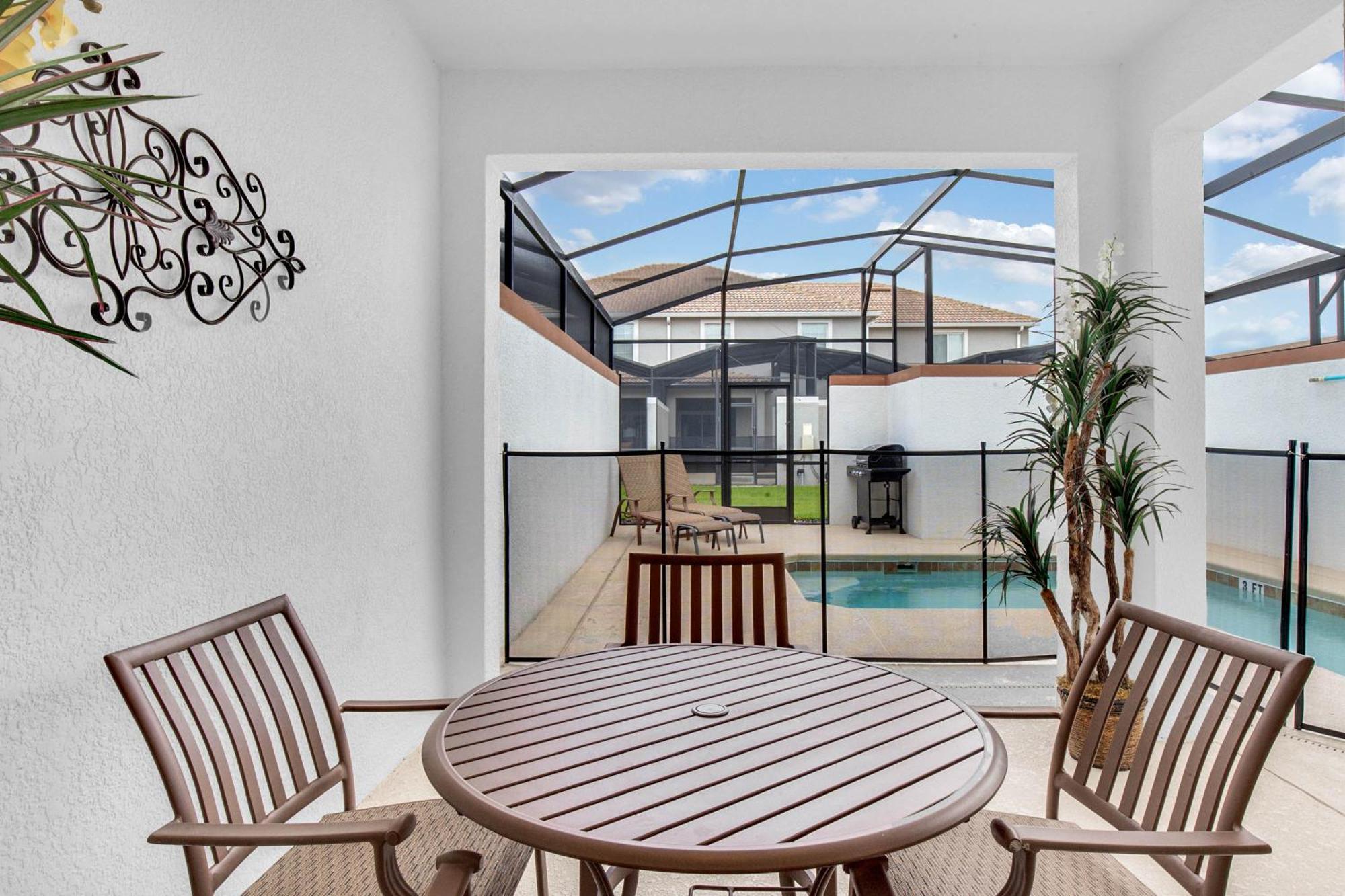 4 Bedrooms - 3 Bathrooms - Storey 3150 Pp Orlando