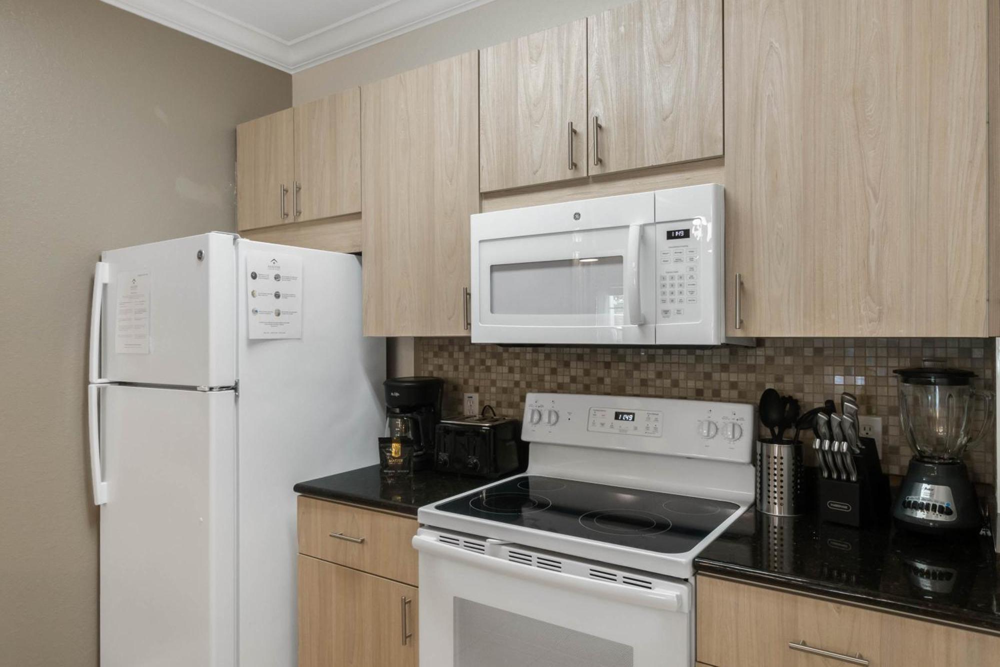 3 Bedrooms - 2 Bathrooms - Lucaya Village 6-107 *