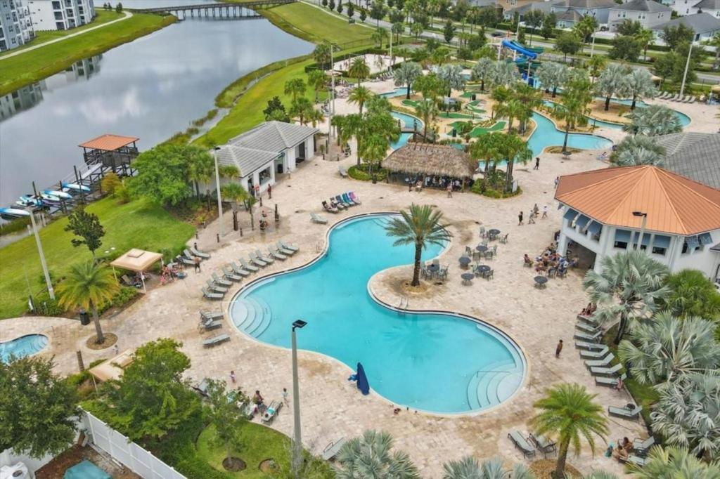 3 Bedrooms - 2 Bathrooms - Storey 4751-308 Ct * Orlando