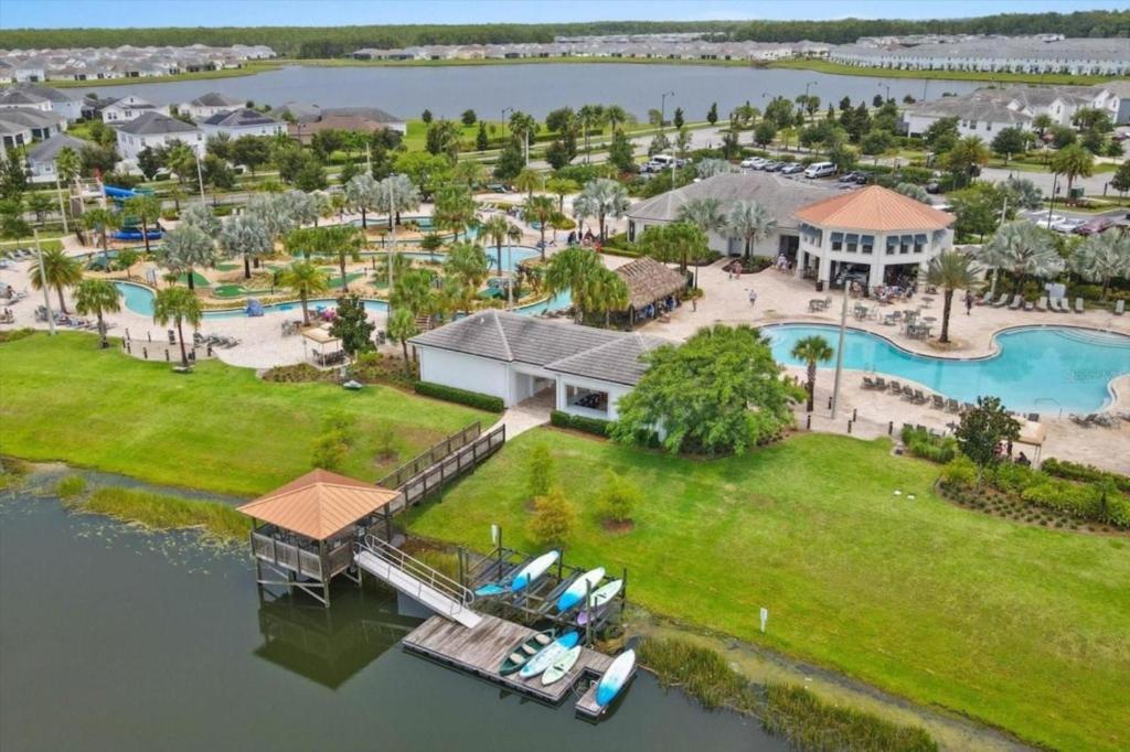 3 Bedrooms - 2 Bathrooms - Storey 4751-308 Ct * Orlando