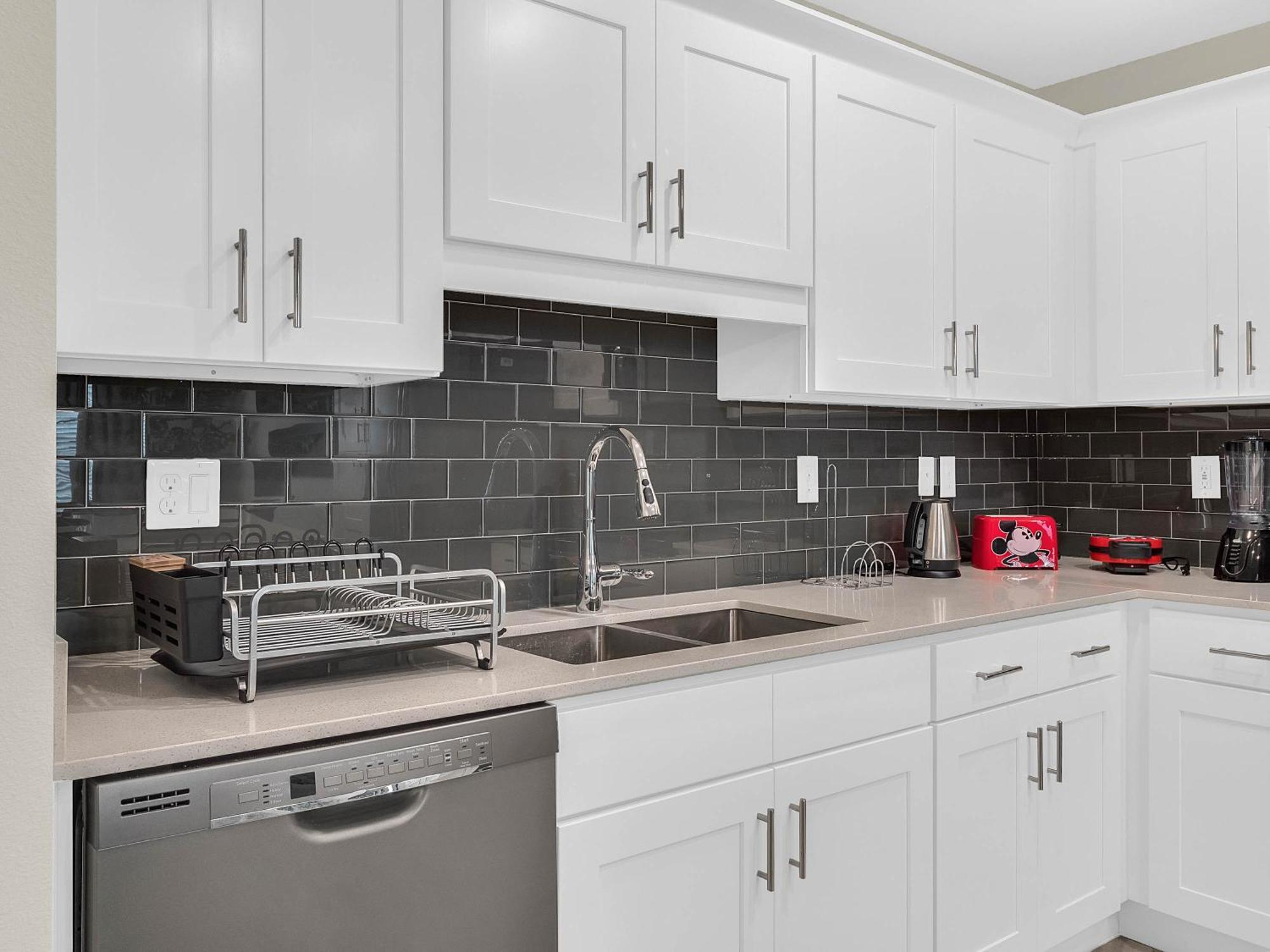 2 Bedrooms - 2 Bathrooms - Storey 3120-106 Pc Apartment *
