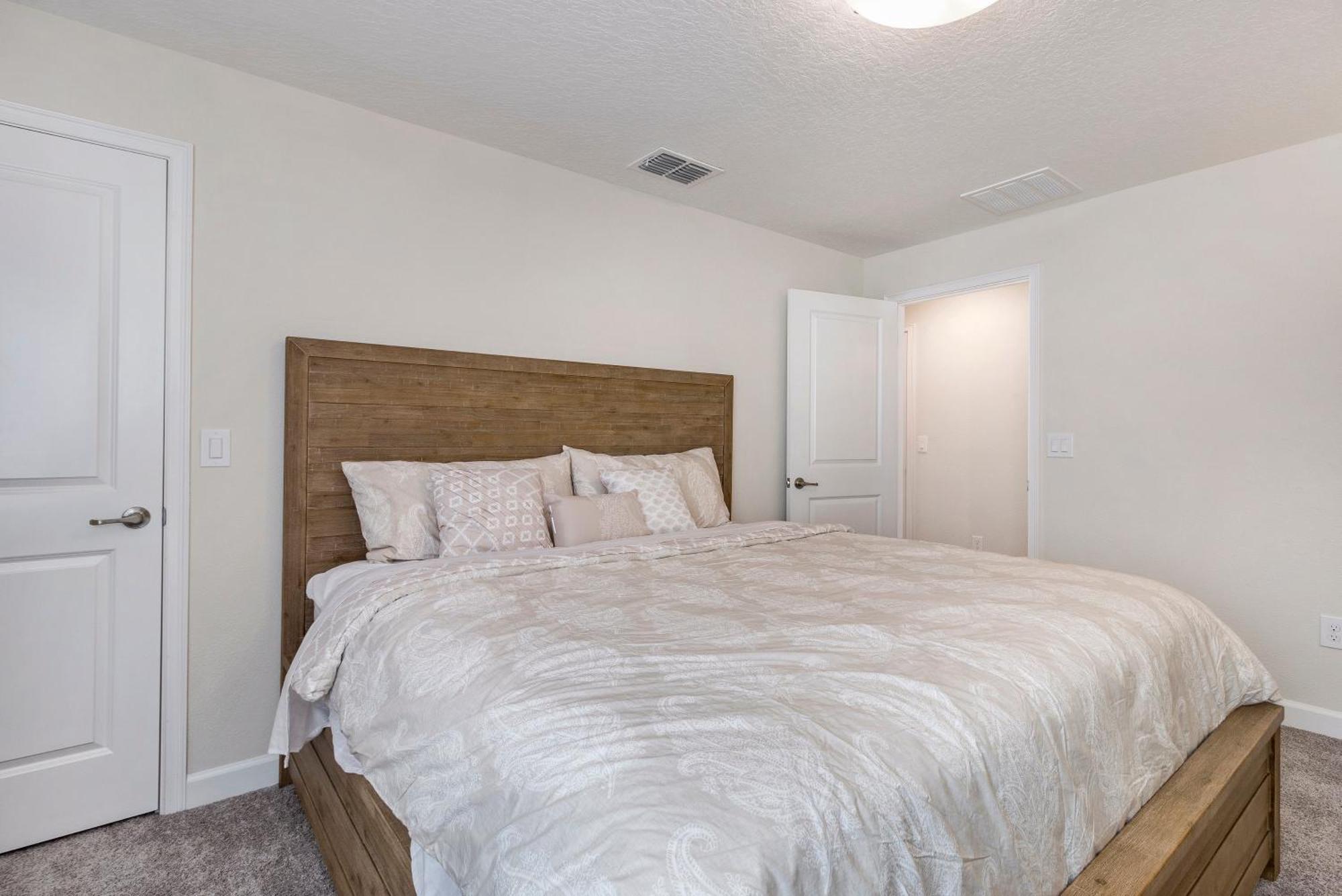 5 Bedrooms - 4 Bathrooms - Storey Lake4849 Rc * Orlando