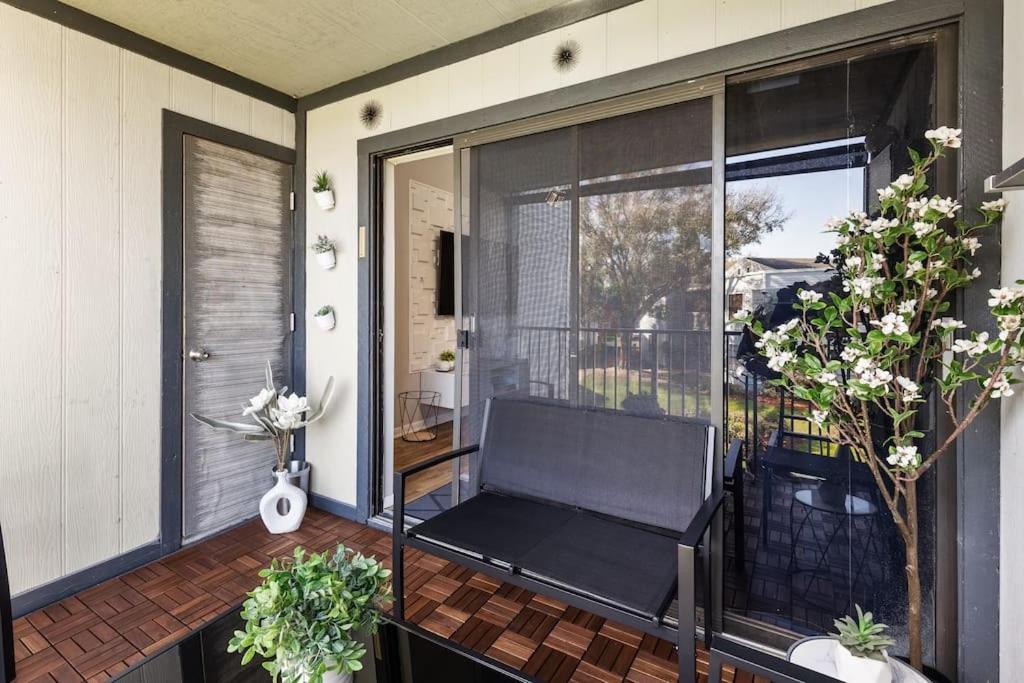 And Airport 15 Minutes From Luxury Apartment *