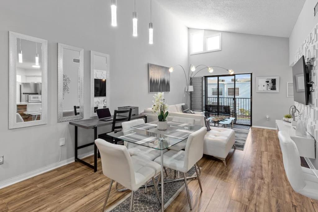 And Airport 15 Minutes From Luxury Apartment *