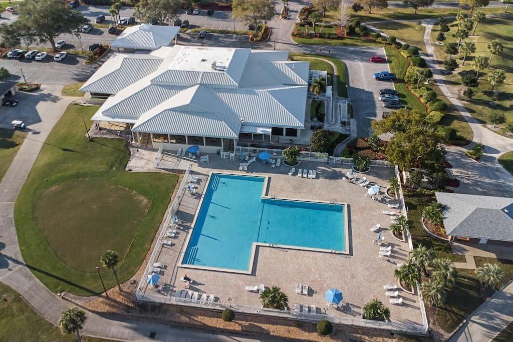 And Airport 15 Minutes From Luxury Apartment *