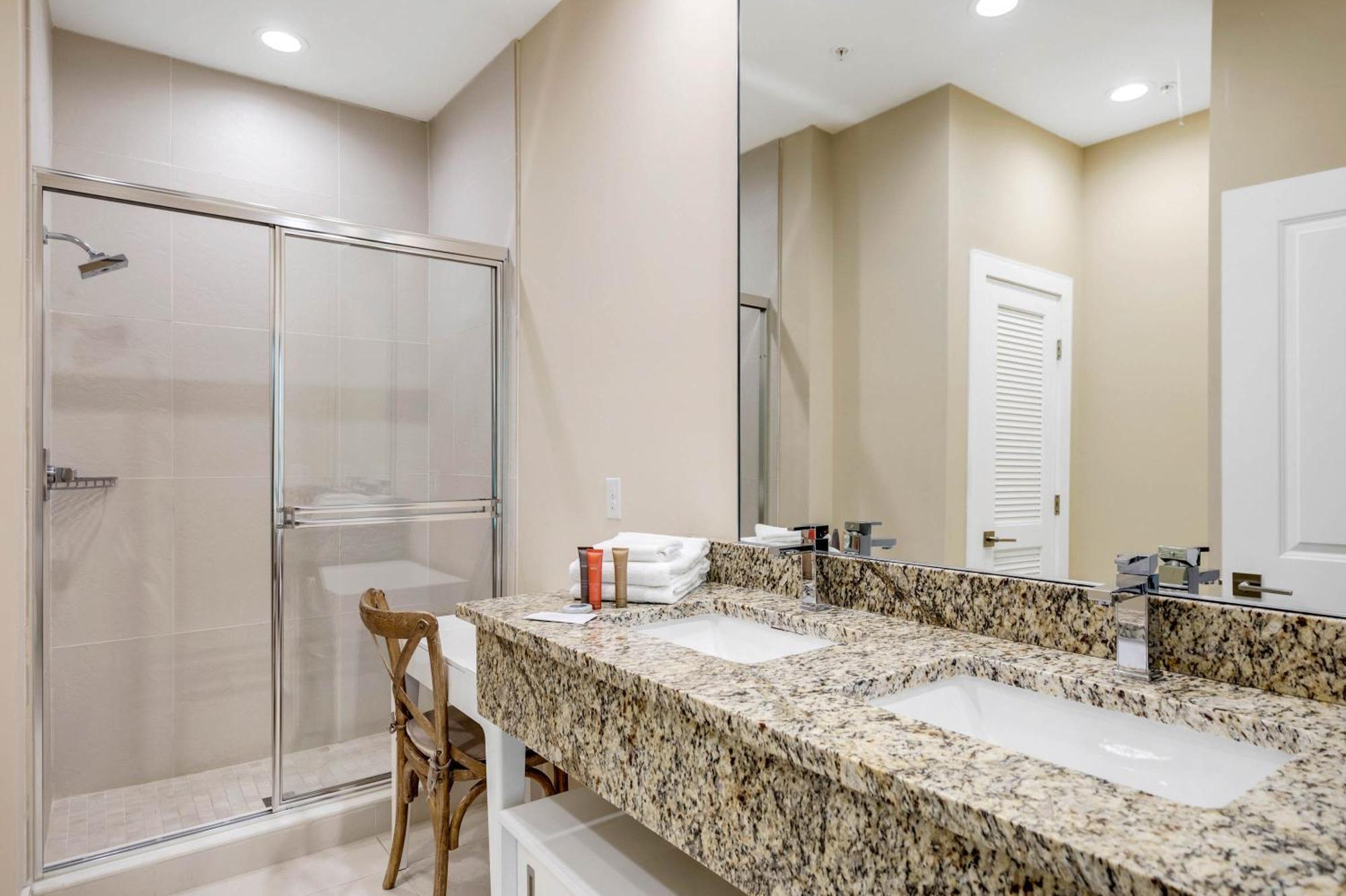 3 Bedroom- 3,5 Bathroom Magic Village 7669 Rd *