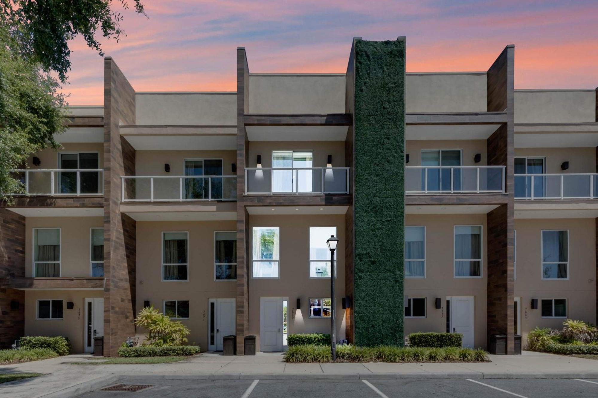 3 Bedroom- 3,5 Bathroom Magic Village 7669 Rd Orlando