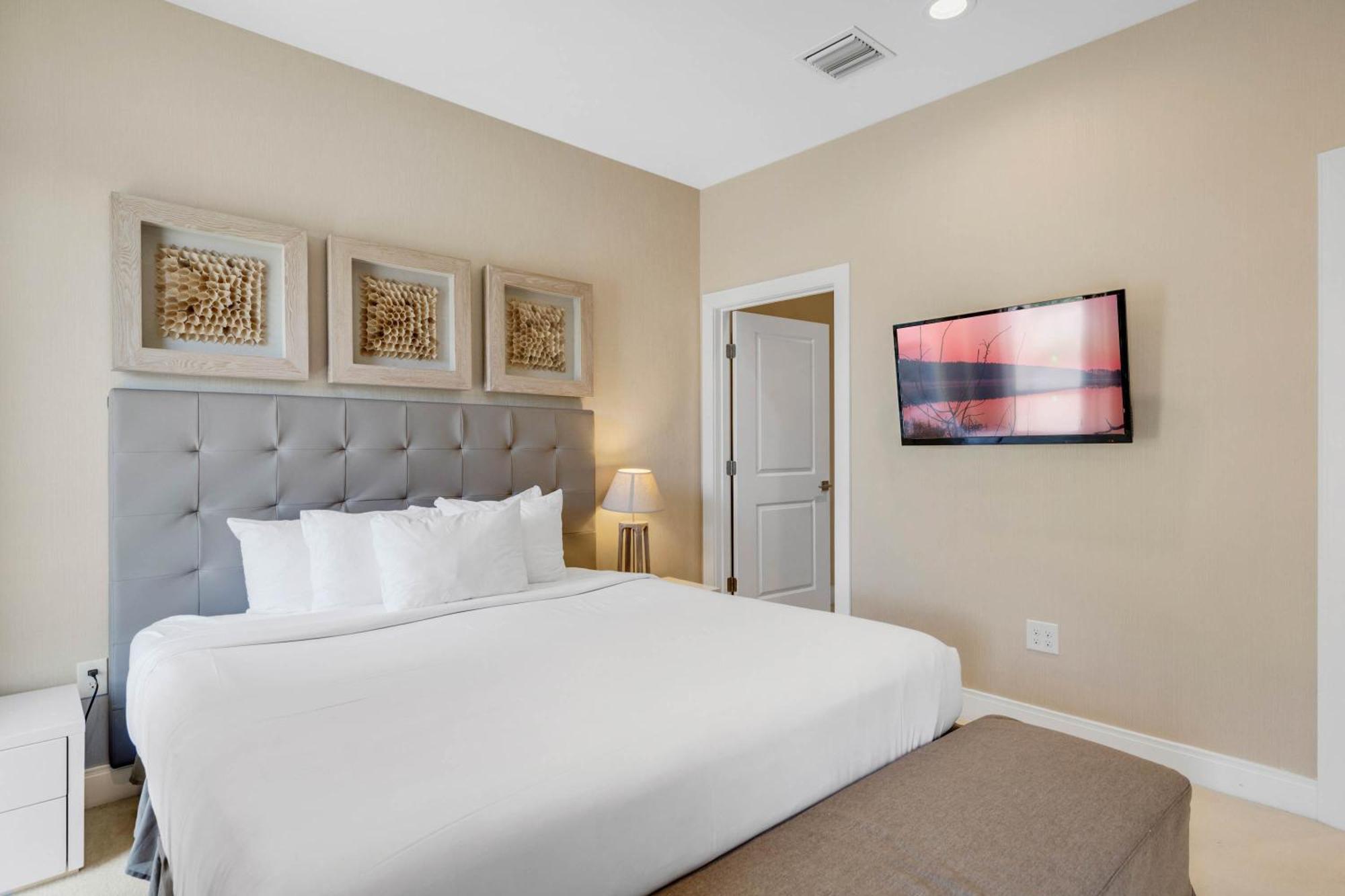 3 Bedroom- 3,5 Bathroom Magic Village 7669 Rd *