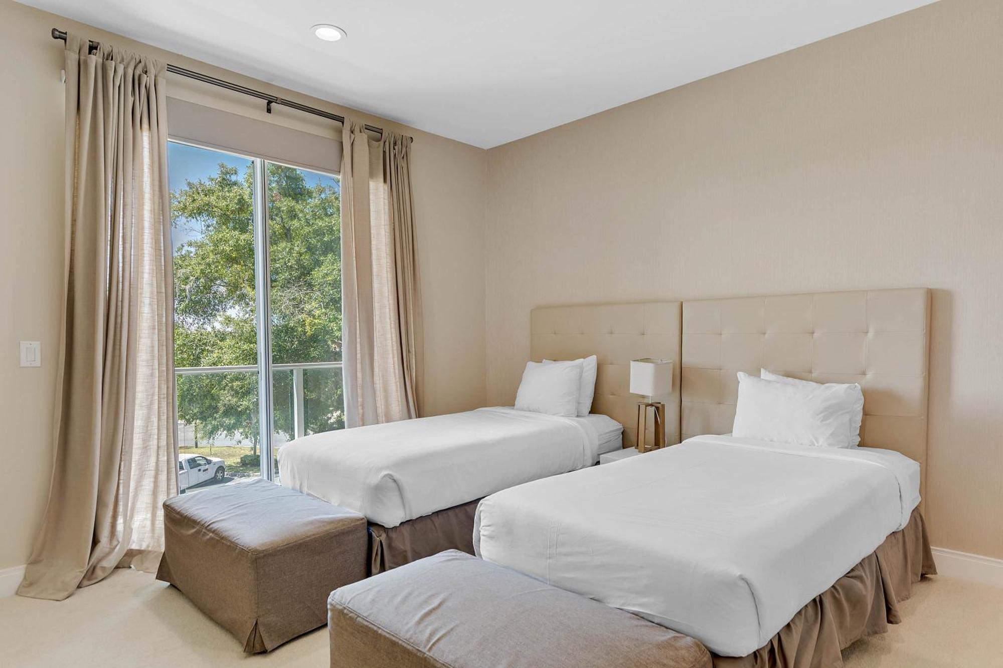 3 Bedroom- 3,5 Bathroom Magic Village 7669 Rd * Orlando