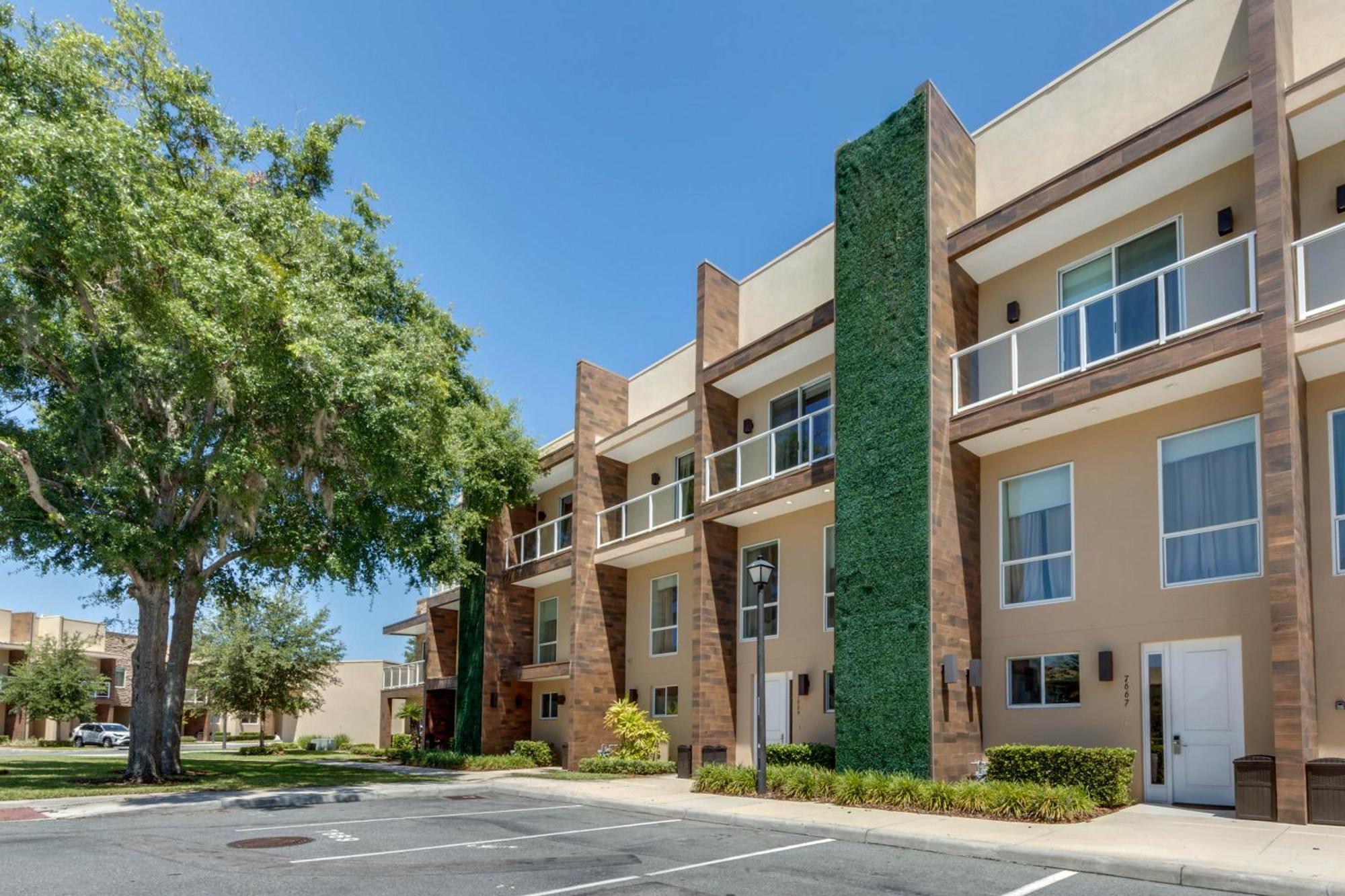 3 Bedroom- 3,5 Bathroom Magic Village 7669 Rd *