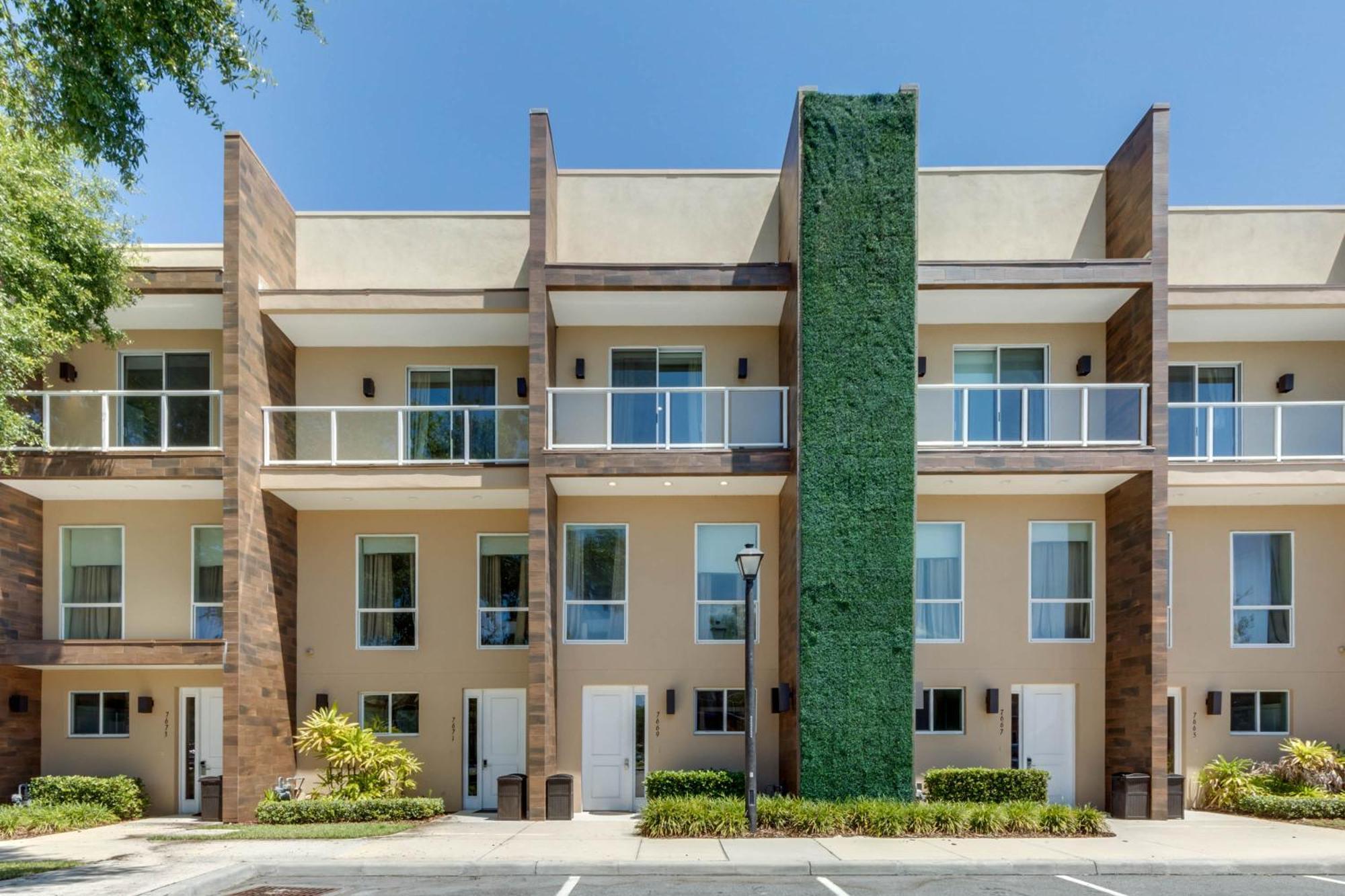 3 Bedroom- 3,5 Bathroom Magic Village 7669 Rd Orlando