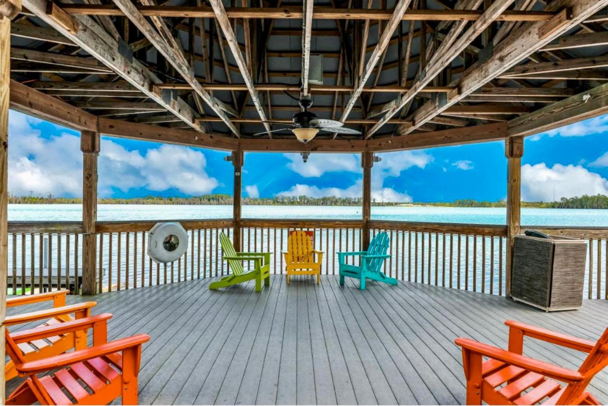 Balcony King - & Pool View Apartment