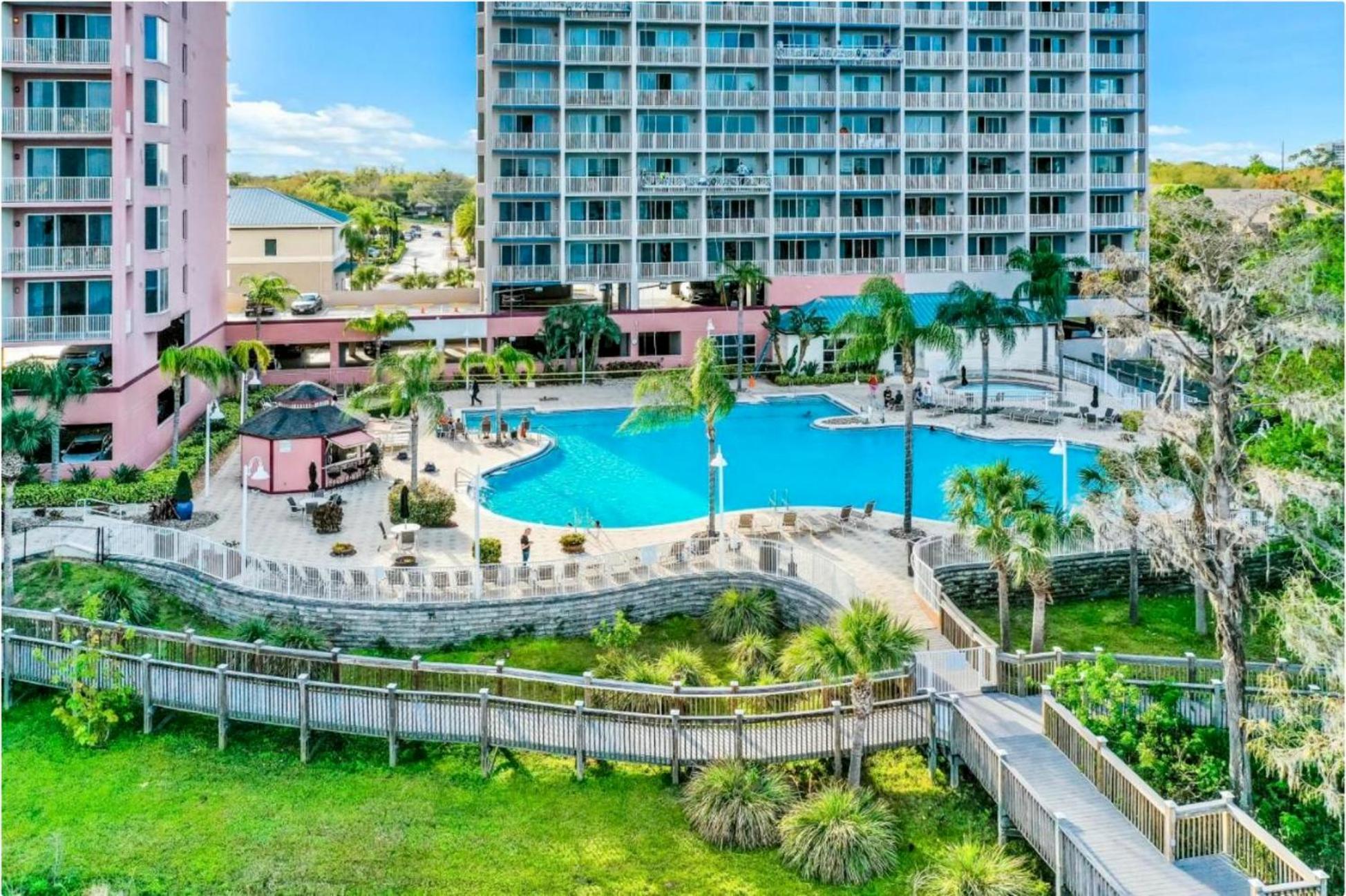 Balcony King - & Pool View