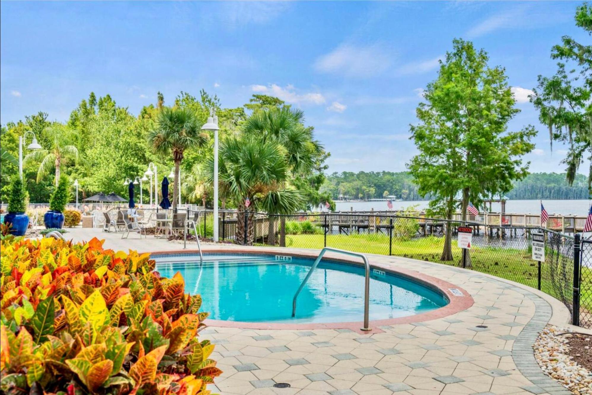 Balcony King - & Pool View Apartment