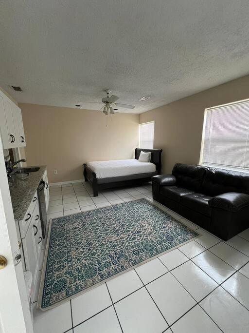 Near Universal Apartment *