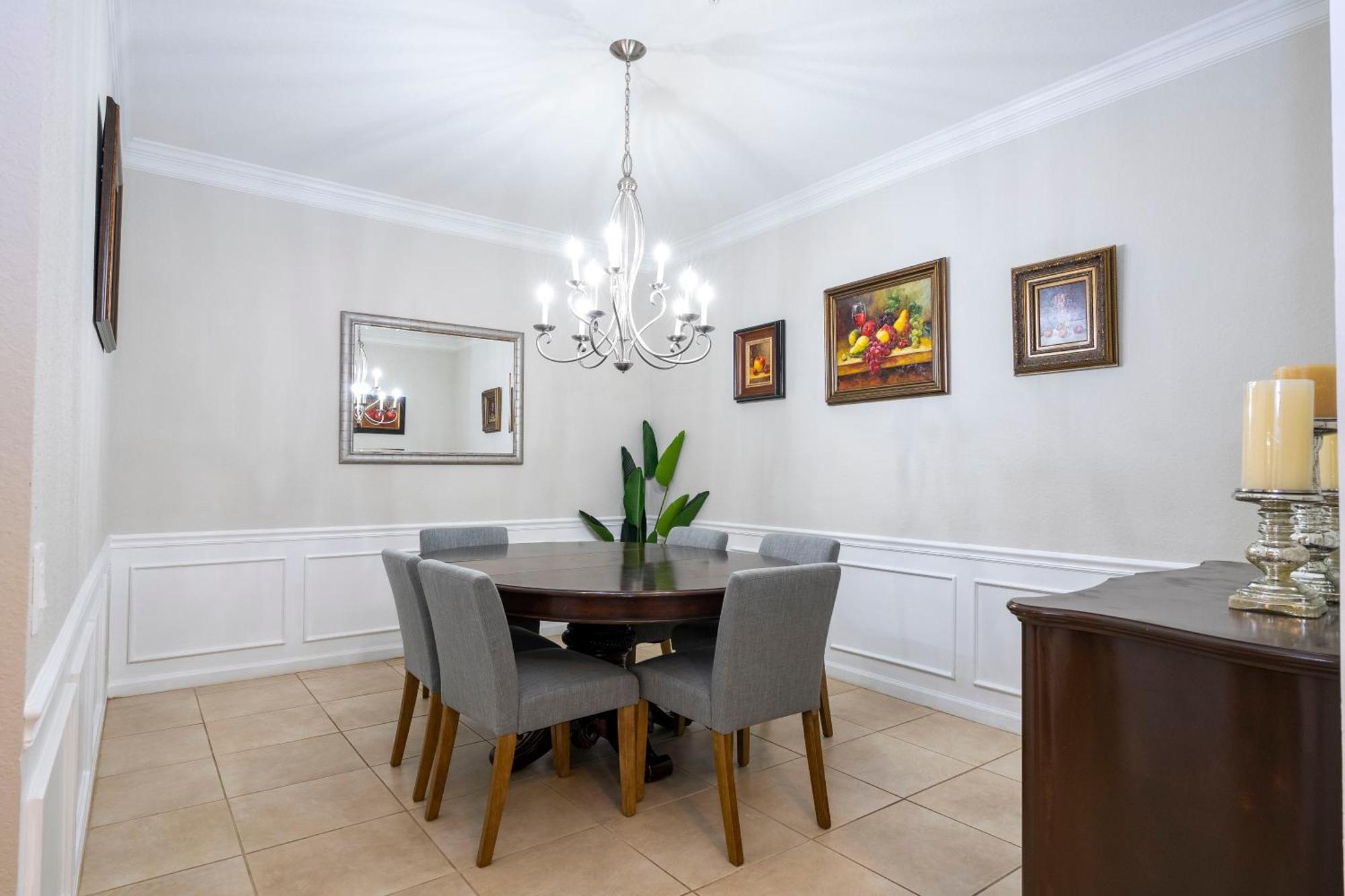 Renovated 4br 5min Conv Center Holiday home *