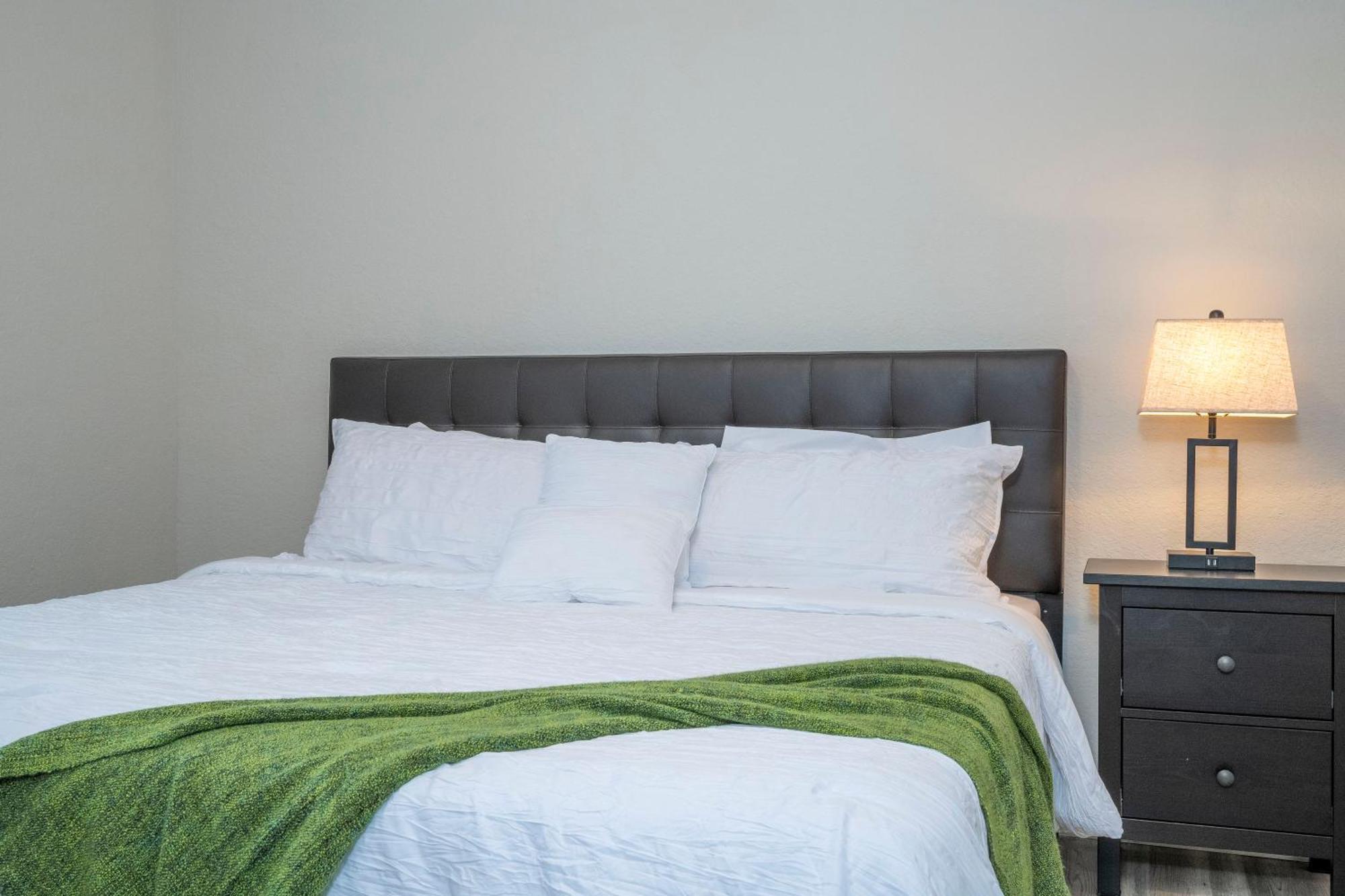 Renovated 4br 5min Conv Center Holiday home *