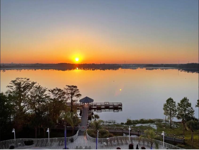 Big Pool, Stunning Lakeview, Sunrise, # 710 Apartment