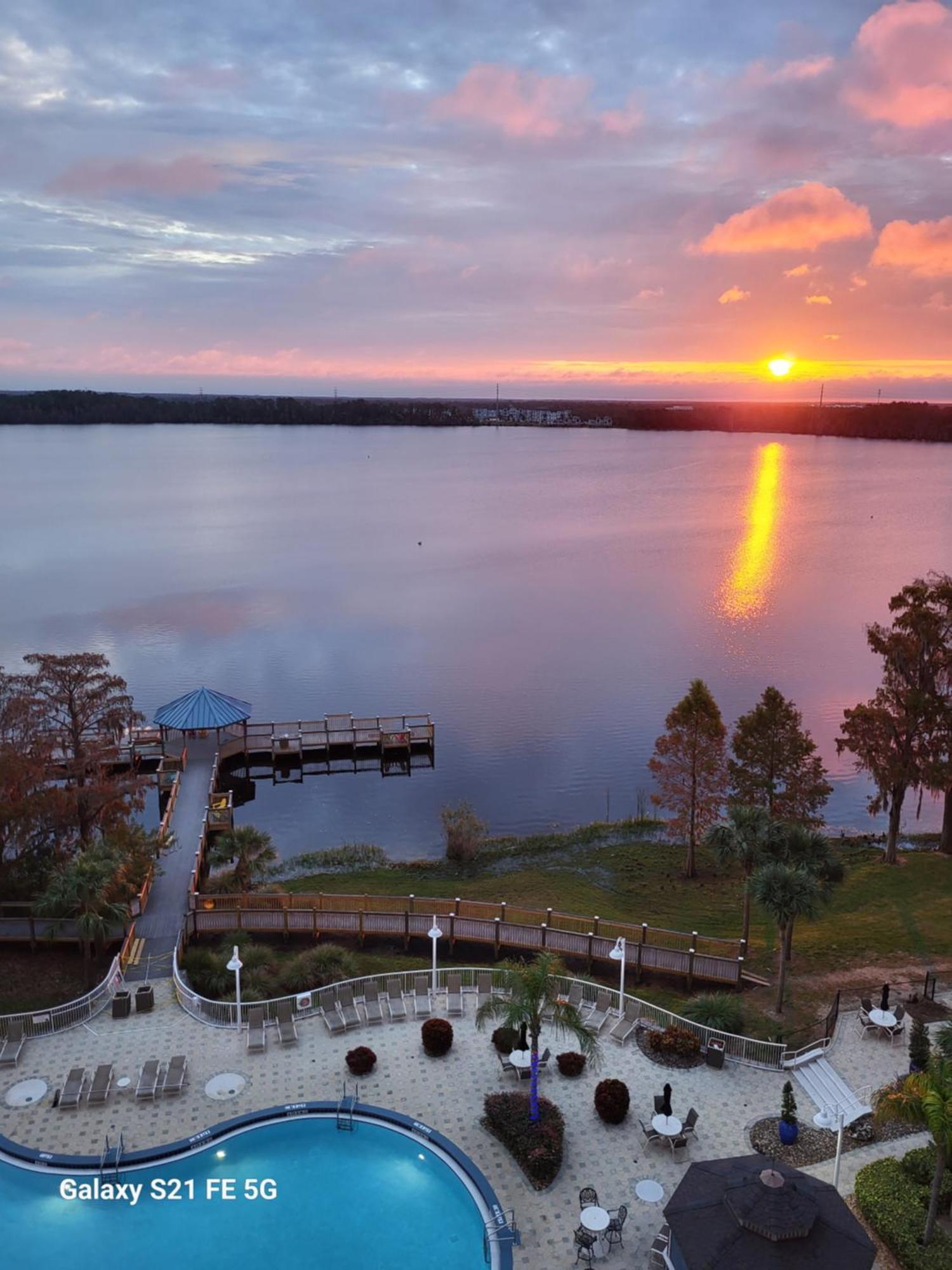 Apartment Big Pool, Stunning Lakeview, Sunrise, # 710