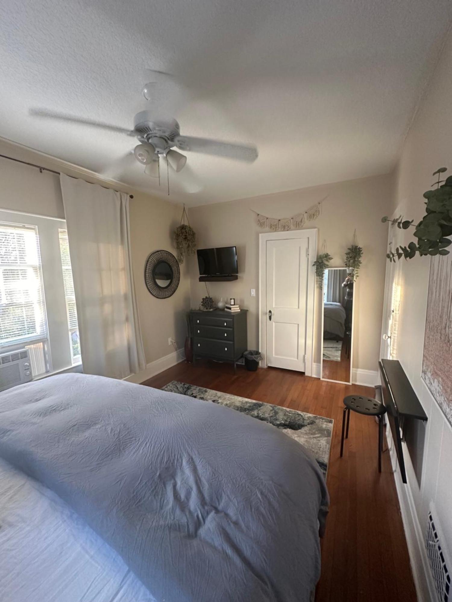 Beautiful Private With King Size Bed In Downtown *