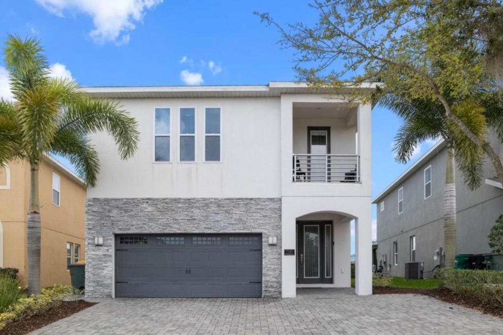 8 Bedroom- 7 Bathroom- Encore 7590ma Holiday home
