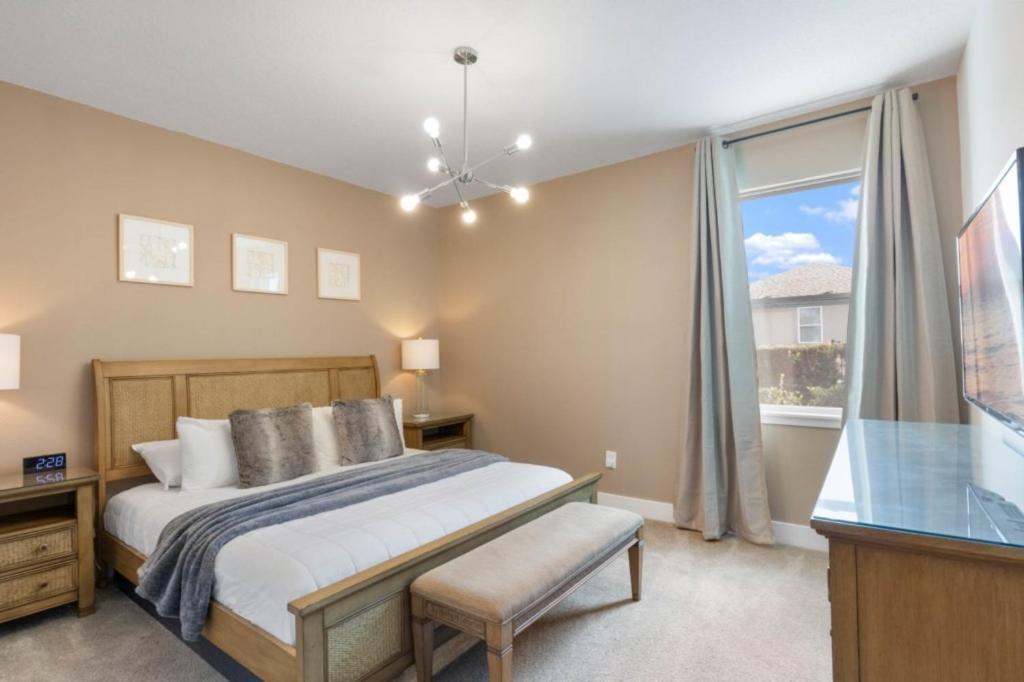 8 Bedroom- 7 Bathroom- Encore 7590ma Holiday home