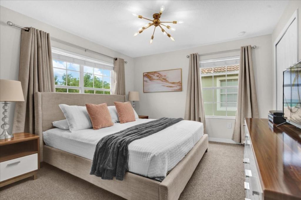 5 Bedrooms - 4 Bathrooms - Paradise Palms 8869 Cp