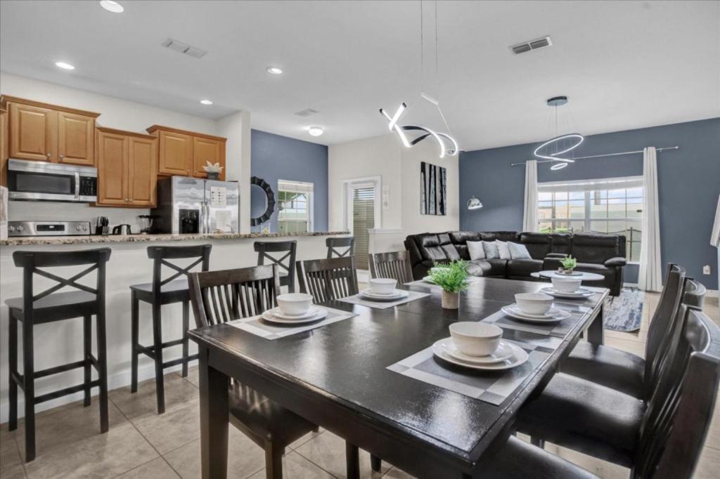 5 Bedrooms - 4 Bathrooms - Paradise Palms 8869 Cp