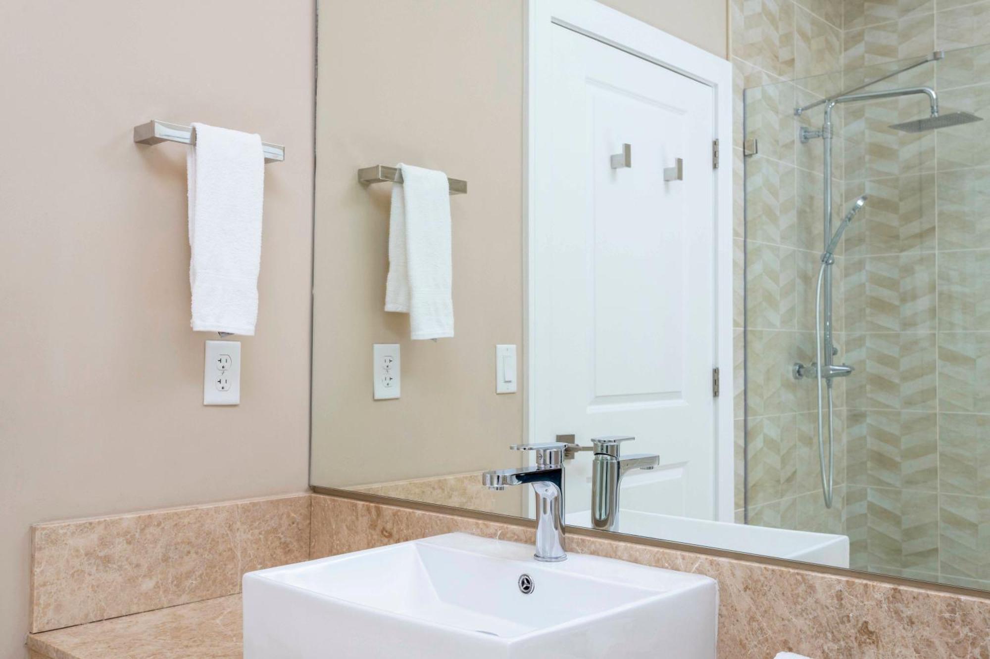 4 - 5 Min From - W Jacuzzi 7557 Orlando