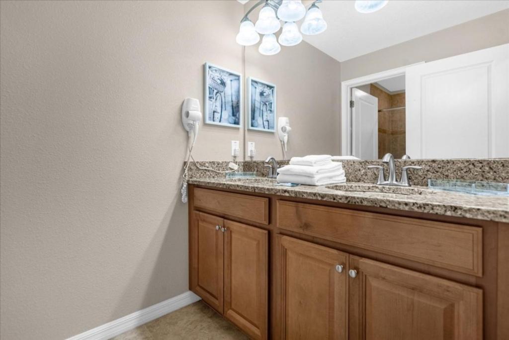4 Bedrooms - 3 Bathrooms - Storey 3195 Pp Orlando
