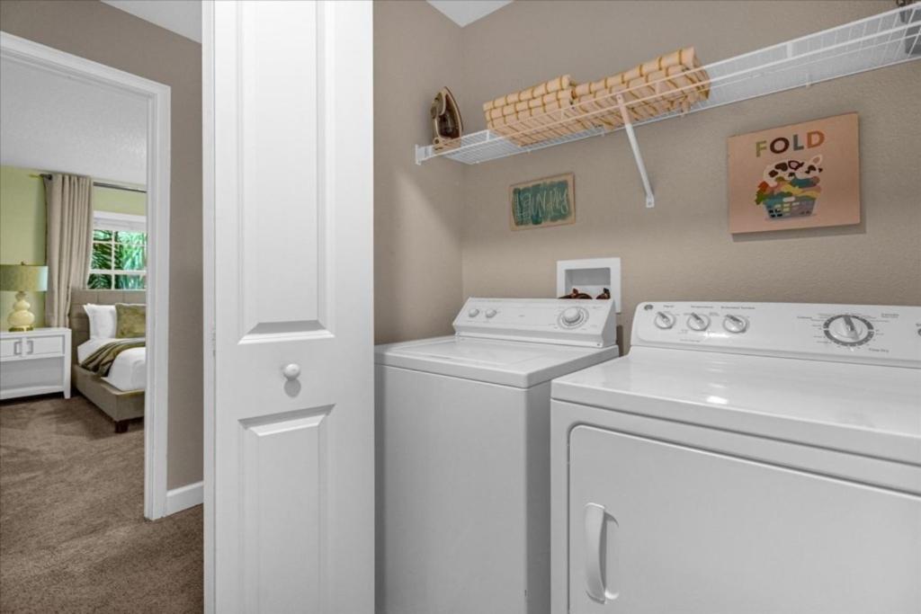 4 Bedrooms - 3 Bathrooms - Storey 3195 Pp * Orlando
