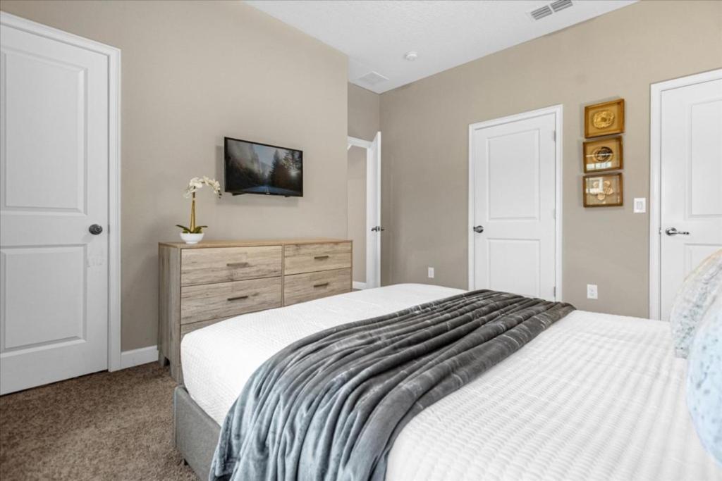 4 Bedrooms - 3 Bathrooms - Storey 3195 Pp *
