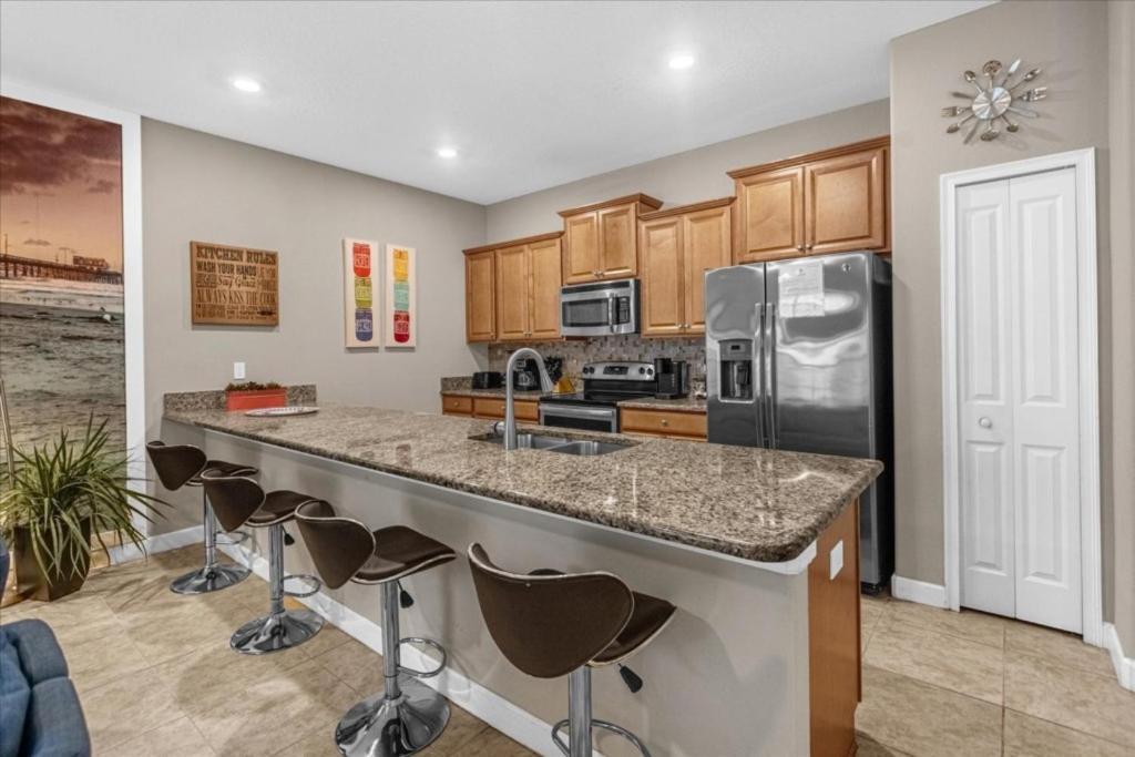 4 Bedrooms - 3 Bathrooms - Storey 3195 Pp Orlando