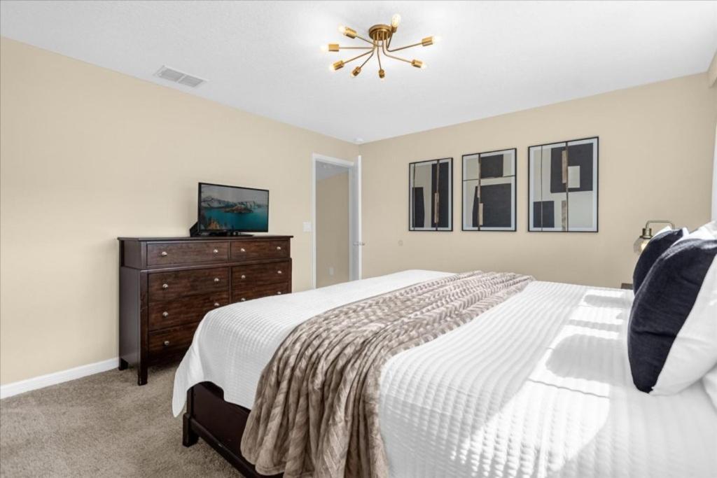 4 Bedrooms - 3 Bathrooms - Paradise Palms 8925 Bp