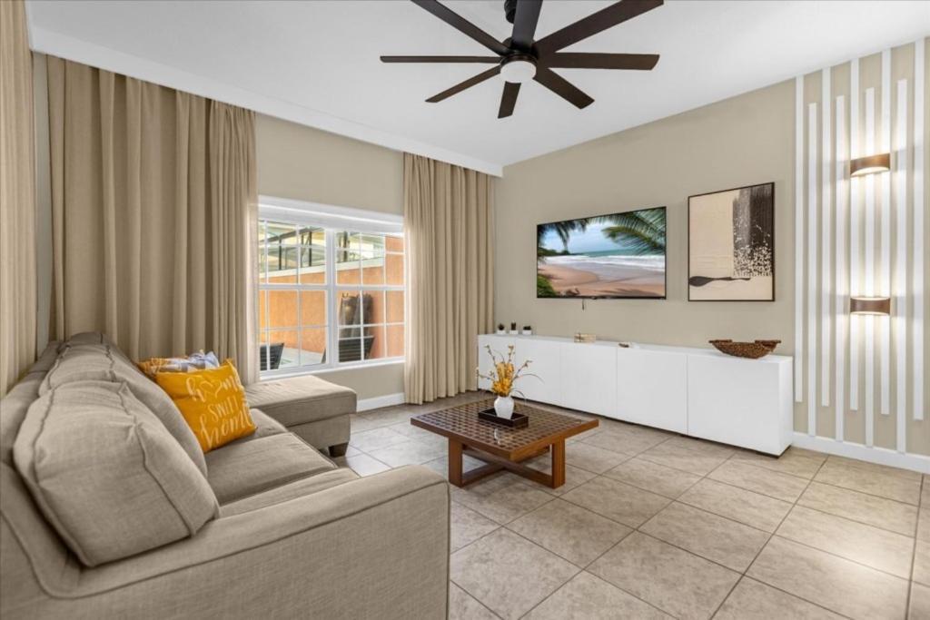 4 Bedrooms - 3 Bathrooms - Paradise Palms 8925 Bp