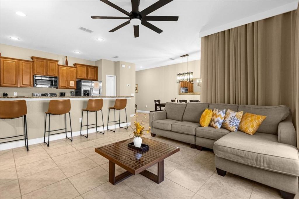 4 Bedrooms - 3 Bathrooms - Paradise Palms 8925 Bp
