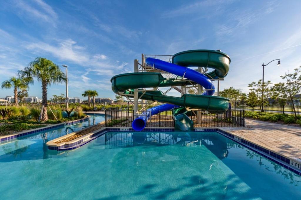 5 Bedrooms - 4 Bathrooms - Storey 4814 Rc Orlando