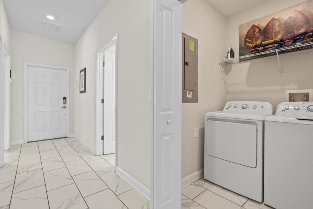 5 Bedrooms - 4 Bathrooms - Storey 4814 Rc Holiday home Orlando