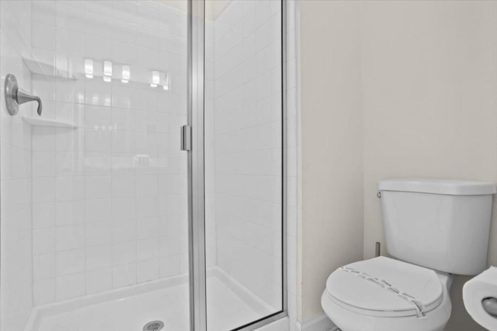 5 Bedrooms - 4 Bathrooms - Storey 4814 Rc Orlando