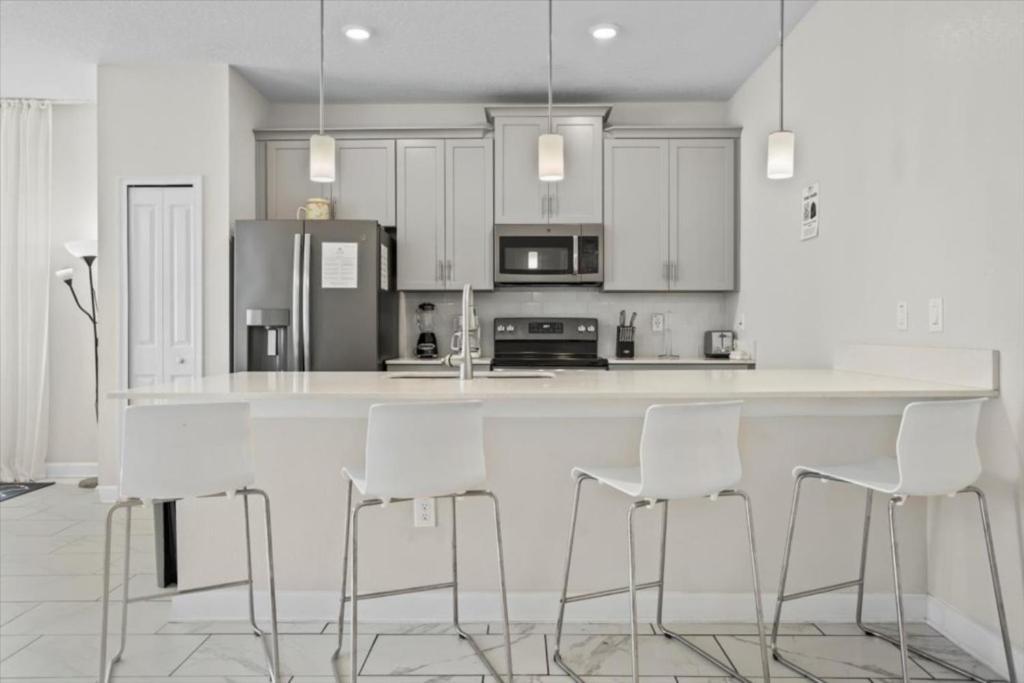 5 Bedrooms - 4 Bathrooms - Storey 4814 Rc * Orlando