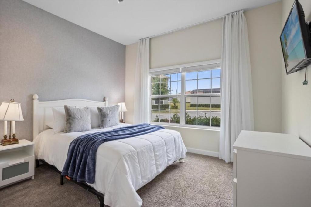 5 Bedrooms - 4 Bathrooms - Storey 4814 Rc Orlando
