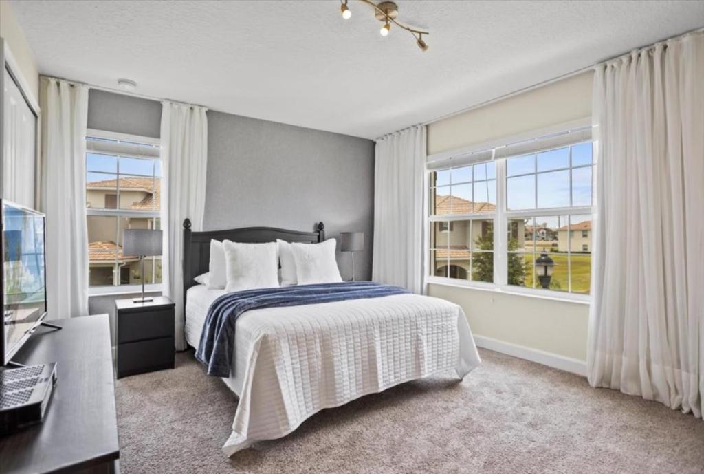 5 Bedrooms - 4 Bathrooms - Storey 4814 Rc *