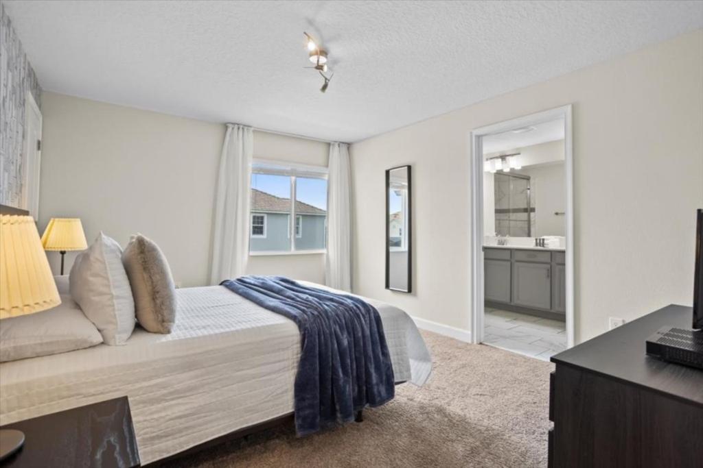 5 Bedrooms - 4 Bathrooms - Storey 4814 Rc