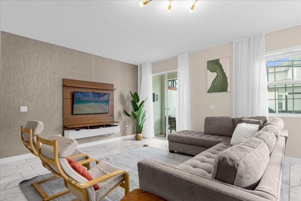 5 Bedrooms - 4 Bathrooms - Storey 4814 Rc Orlando