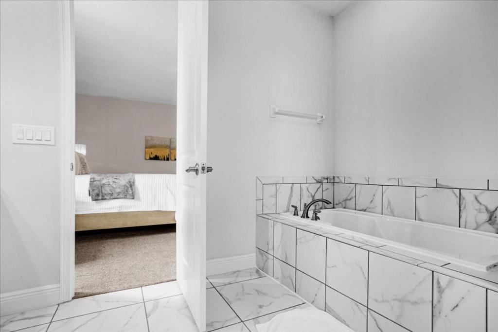 5 Bedrooms- 5 Bathrooms- Encore 7712 Fd
