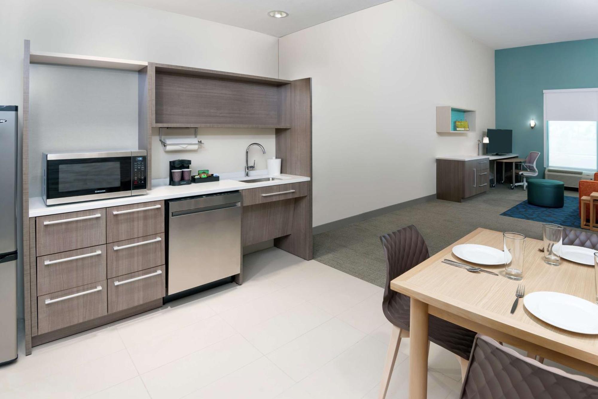 Home2 By Hilton Near Universal 3*