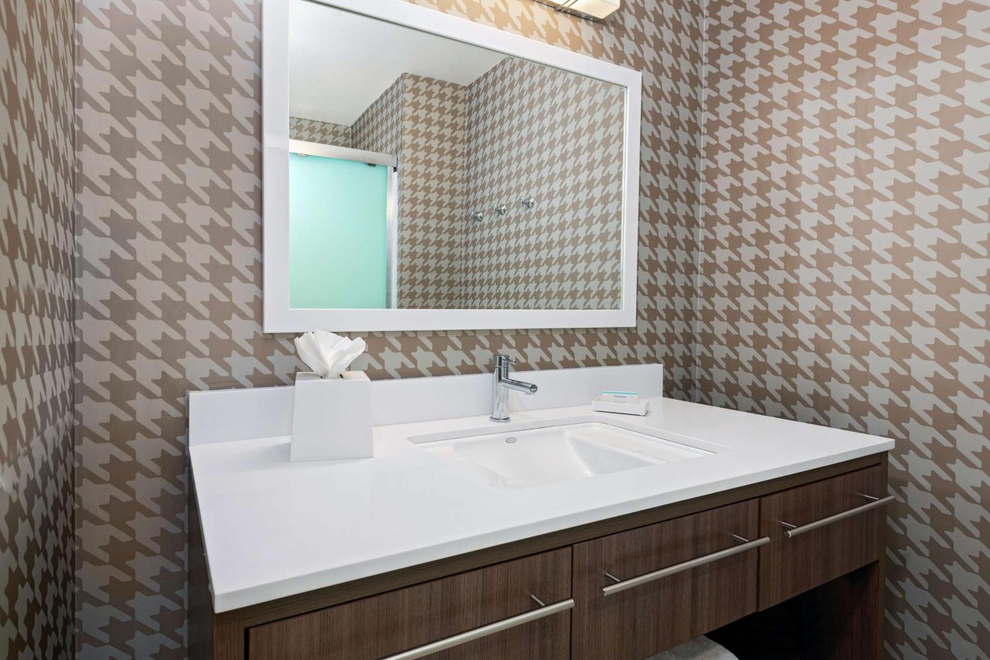 Home2 By Hilton Near Universal 3*