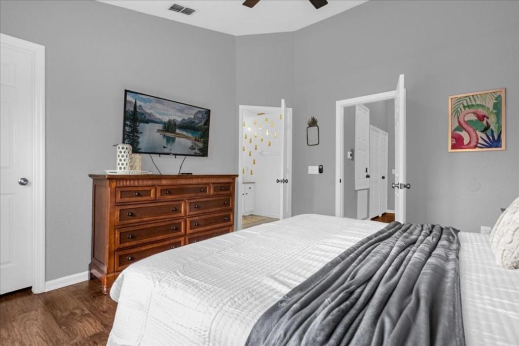 3 Bedrooms - 3 Bathrooms - Windsor Hills 7658 Kc *