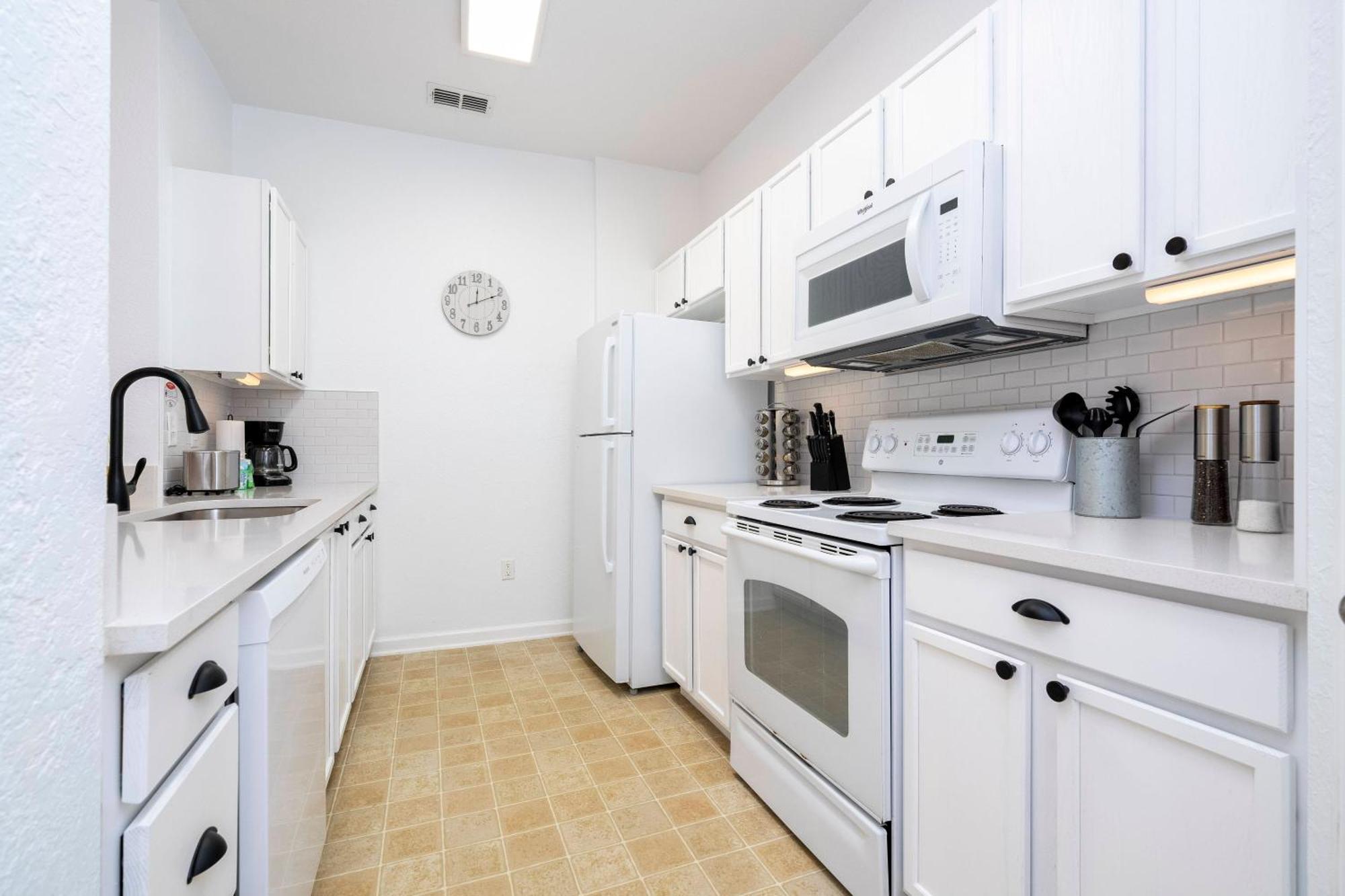 Enchanting - 2 Miles To - 203 Apartment
